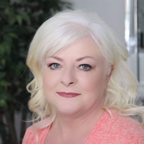 Meet your Posher, Julie - Picture 1 of 1